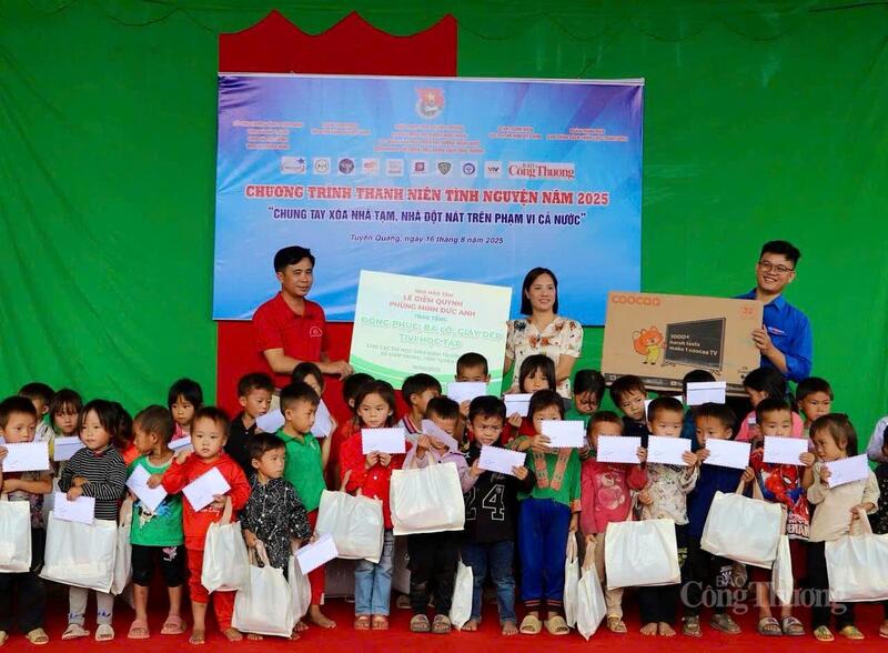 Chùm ảnh: Thanh niên tình nguyện chung tay xóa nhà tạm, nhà dột nát - 8