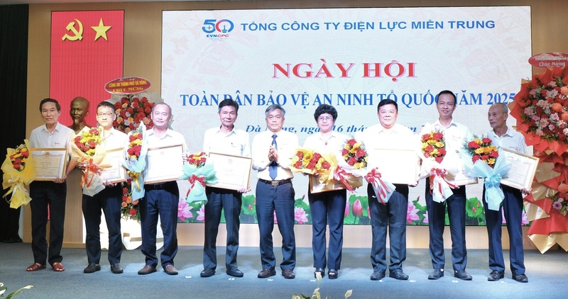 3 tập thể và 5 cá nhân được EVNCPC biểu dương, khen thưởng trong xây dựng phong trào TDBVANTQ 6 tháng đầu năm 2025. Ảnh: Xuân Thái