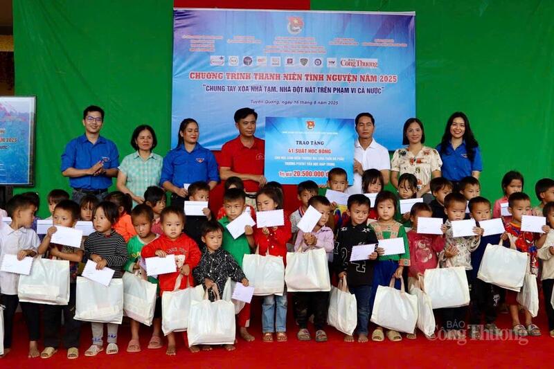 Chùm ảnh: Thanh niên tình nguyện chung tay xóa nhà tạm, nhà dột nát - 9
