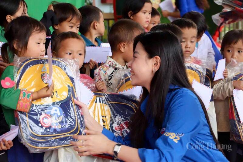 Chùm ảnh: Thanh niên tình nguyện chung tay xóa nhà tạm, nhà dột nát - 10