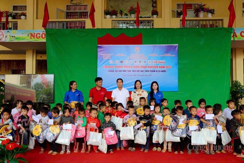 Chùm ảnh: Thanh niên tình nguyện chung tay xóa nhà tạm, nhà dột nát - 11