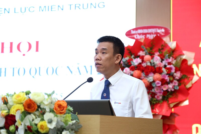 Đồng chí Nguyễn Bình Nam, Phó Bí thư Thường trực Đảng ủy, Trưởng Ban Tuyên giáo Đảng ủy trình bày diễn văn tuyên truyền về truyền thống ngày hội toàn dân bảo vệ an ninh Tổ quốc và công tác xây dựng PTTDBVANTQ của EVNCPC. Ảnh: Xuân Thái