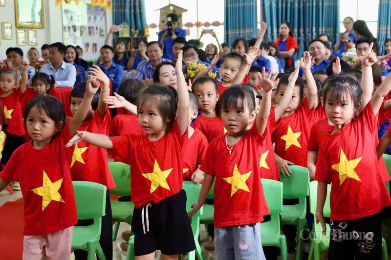 Chùm ảnh: Thanh niên tình nguyện chung tay xóa nhà tạm, nhà dột nát - 30