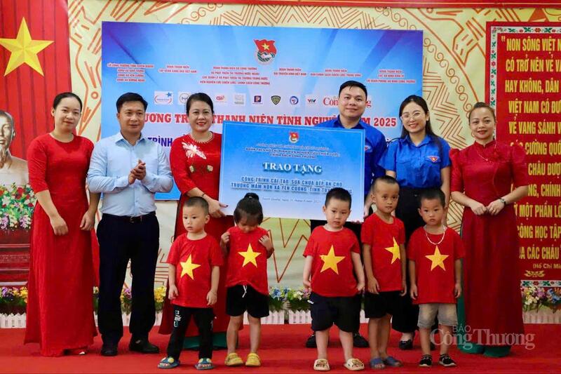 Chùm ảnh: Thanh niên tình nguyện chung tay xóa nhà tạm, nhà dột nát - 26