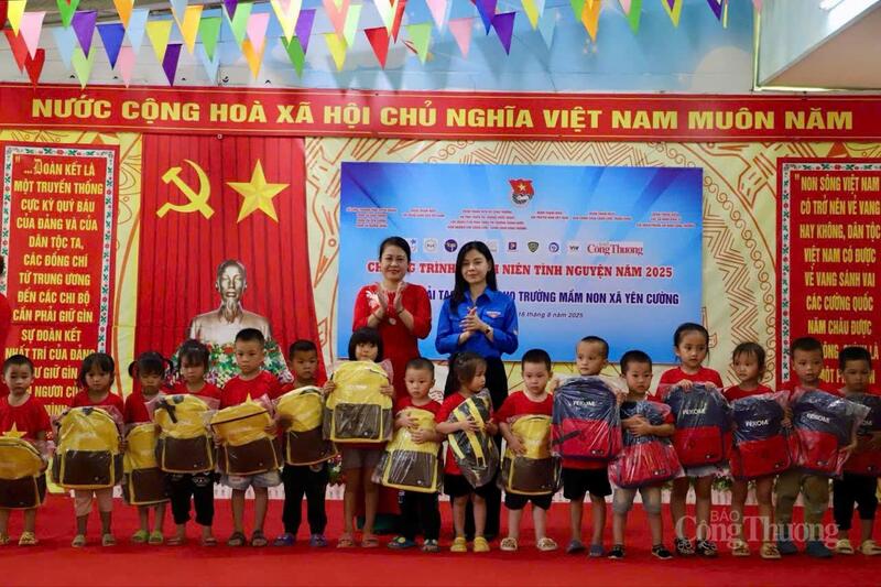 Chùm ảnh: Thanh niên tình nguyện chung tay xóa nhà tạm, nhà dột nát - 27