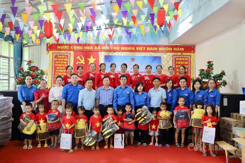 Chùm ảnh: Thanh niên tình nguyện chung tay xóa nhà tạm, nhà dột nát - 29