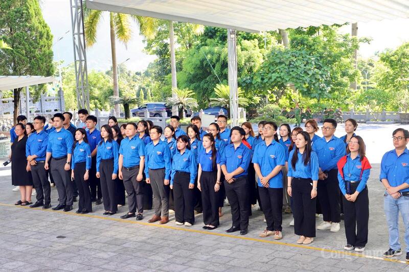 Chùm ảnh: Thanh niên tình nguyện chung tay xóa nhà tạm, nhà dột nát - 33