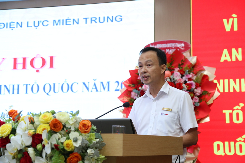 Đồng chí Đỗ Minh Cường, Trưởng Ban Viễn Thông và Công nghệ thông tin trình bày báo cáo tham luận về công tác an toàn, an ninh mạng của EVNCPC. Ảnh: Xuân Thái