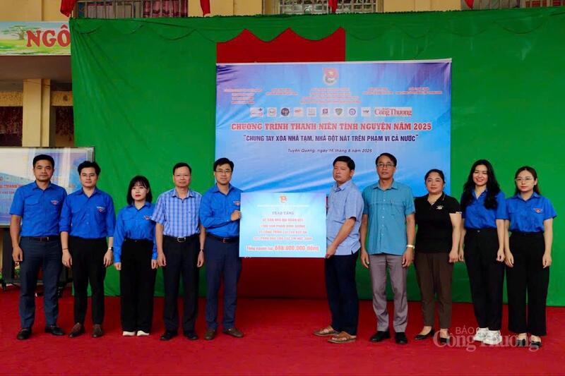Chùm ảnh: Thanh niên tình nguyện chung tay xóa nhà tạm, nhà dột nát - 2