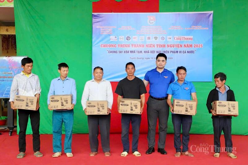 Chùm ảnh: Thanh niên tình nguyện chung tay xóa nhà tạm, nhà dột nát - 5