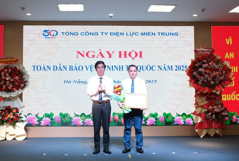 Đồng chí Trần Chí Cường - Thành ủy viên, Phó Chủ tịch UBND TP Đà Nẵng đã trao Giấy khen của UBND thành phố Đà Nẵng cho EVNCPC vì đã có thành tích xuất sắc trong công tác tổ chức tốt các hoạt động Ngày hội TDBVANTQ năm 2025. Ảnh: Xuân Thái
