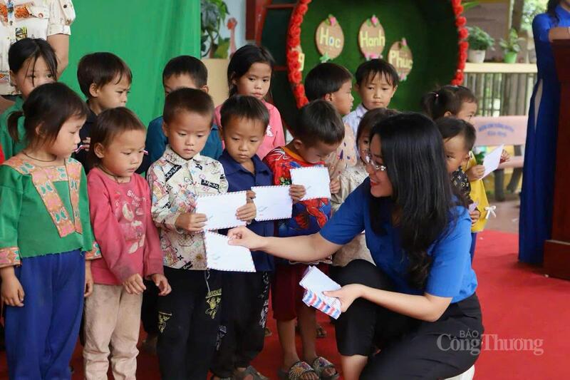 Chùm ảnh: Thanh niên tình nguyện chung tay xóa nhà tạm, nhà dột nát - 6