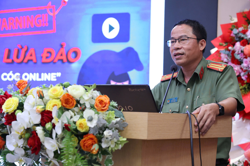 Trung tá Lê Nga, Phó Đội trưởng Phòng Tham mưu Công an thành phố Đà Nẵng trình bày chuyên đề công tác đảm an ninh mạng hiện nay. Ảnh: Xuân Thái