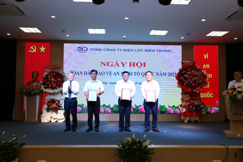 Đại diện các đơn vị trên địa bàn thành phố Đà Nẵng gồm Công ty Dịch vụ Điện lực miền Trung; Trung tâm Chăm sóc khách hàng Điện lực miền Trung và Công ty Công nghệ thông tin Điện lực miền Trung nhận quyết định thực hiện mô hình “Đơn vị 3 tốt” trong thời gian đến. Ảnh: Xuân Thái