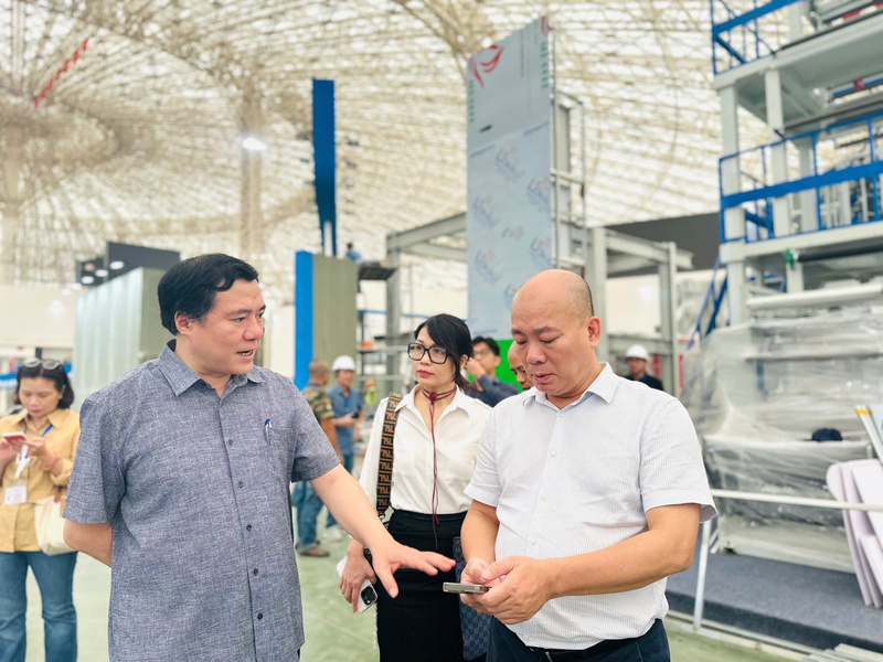 Thứ trưởng Bộ Công Thương Nguyễn Sinh Nhật Tân chỉ đạo Cục Xúc tiến thương mại bám sát và đôn đốc các doanh nghiệp đảm bảo tiến độ thi công. Ảnh: Đỗ Nga