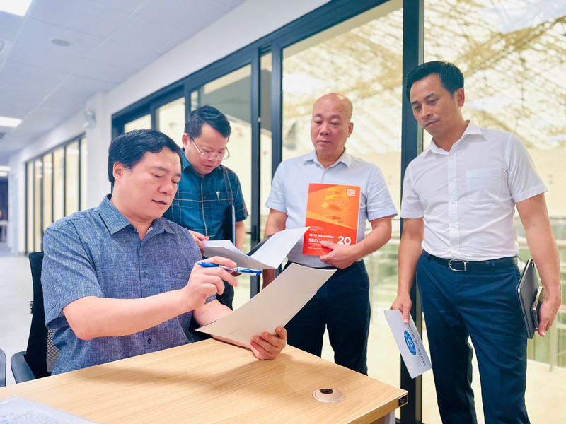 Thứ trưởng Bộ Công Thương Nguyễn Sinh Nhật Tân chỉ đạo Cục Xúc tiến thương mại kiểm tra tiến độ thi công khu trưng bày "Khởi nghiệp Kiến quốc". Ảnh: Đỗ Nga