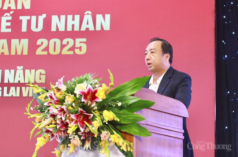 Ông Phan Thanh Thiên, Phó Chủ tịch Hội Doanh nhân trẻ Việt Nam, Phó Trưởng Ban Tổ chức VPSF 2025, Chủ tịch Hội Doanh nhân trẻ Gia Lai phát biểu tại phiên đối thoại. Ảnh: Hiền Mai