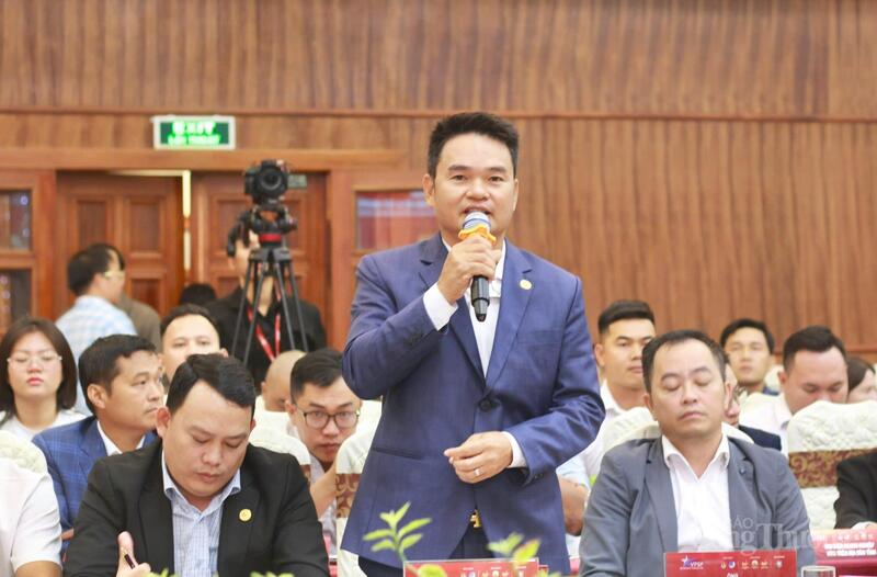 Đại diện tới từ Hội doanh nhân trẻ TP. Đà Nẵng trình bày ý kiến tại phiên đối thoại