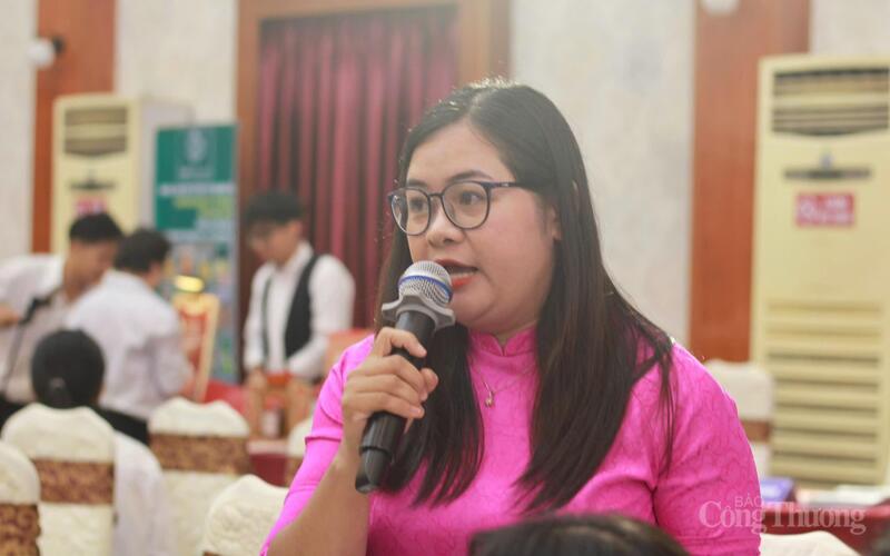 Bà Trần Thị Bé, Giám đốc Công ty TNHH MTV Trần Lâm Gia Phát (Gia Lai) tham gia ý kiến tại phiên đối thoại