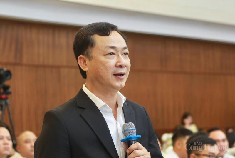 Ông Võ Mai Hưng, Phó Giám đốc Sở Công Thương Gia Lai trình bày tham luận tại diễn đàn