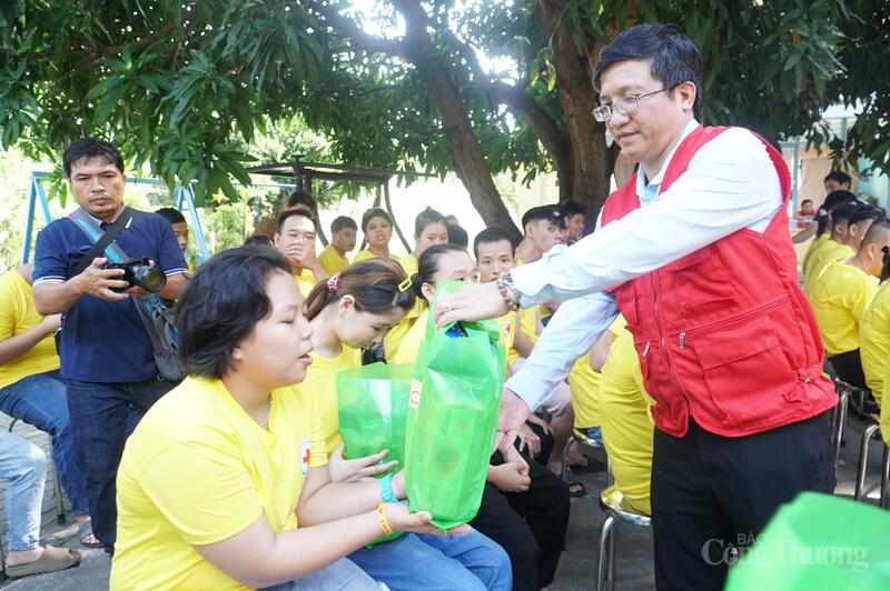 Anh Trần Đình Nam trao quà cho các em nhỏ khuyết tật tại Đà Nẵng trong chương trình ra mắt Kho thực phẩm cộng đồng Đà Nẵng