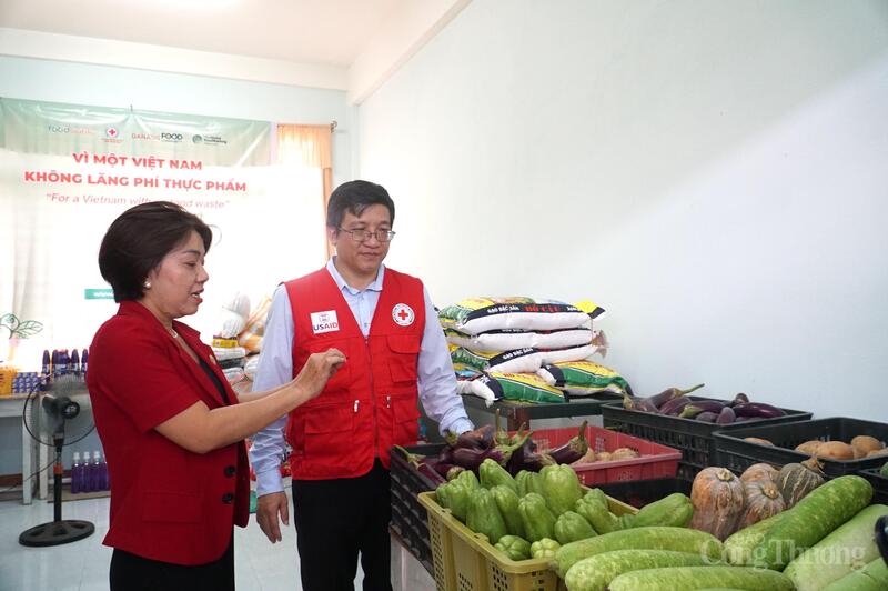 Chủ tịch Hội Chữ thập đỏ Đà Nẵng Lê Thị Như Hồng và anh Trần Đình Nam tại Kho thực phẩm cộng đồng Đà Nẵng