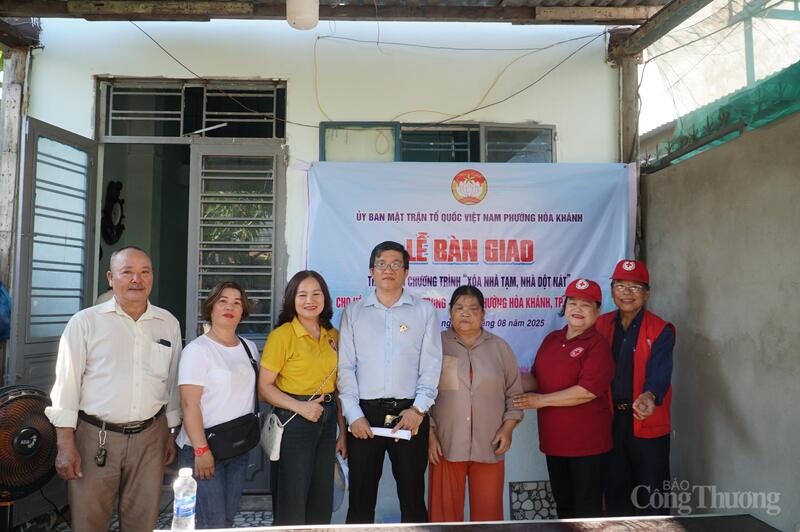 Anh Trần Đình Nam (thứ 4, từ trái sang) trong lễ bàn giao nhà cho bà Nguyễn Thị Trọng (thứ 3, từ phải sang) ngày 11/8/2025