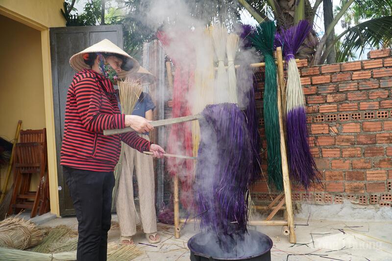 Tất cả các công đoạn dệt chiếu tại làng nghề chiếu cói Kim Bồng đều là thủ công.