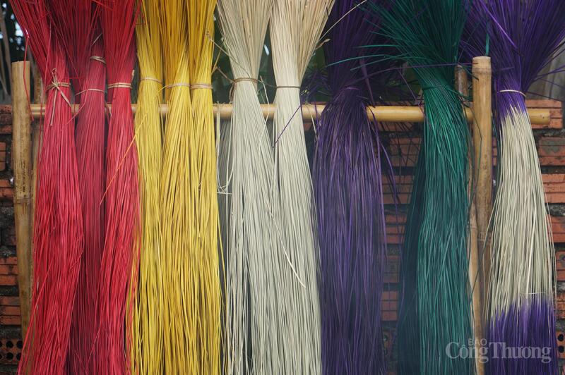 Các sợi cói khô được nhuộm thủ công với nhiều màu khác nhau như xanh, đỏ, vàng, tím hoa cà…