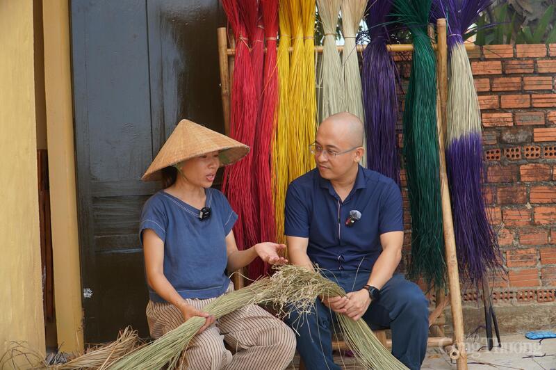 Chị Phạm Thị Công (SN 1989, phường Hội An), chủ cơ sở sản xuất hàng thủ công mỹ nghệ cói Kim Bồng là một trong những người trẻ tiêu biểu “bỏ phố về làng” với mong muốn khôi phục và phát huy giá trị nghề truyền thống, làm giàu từ chính văn hóa của nghề.