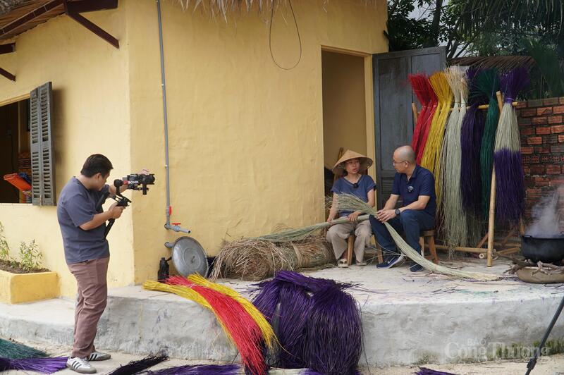“Chúng tôi bán các dịch vụ trải nghiệm các công đoạn làm ra một sản phẩm chiếu hoàn chỉnh từ công đoạn gặt thu hoạch cói tươi, đến chẻ cói, phơi cói, nhuộm cói, dệt cói và cuối cùng mới bán đến sản phẩm thành phẩm”, chị Công chia sẻ và cho biết, khai thác giá trị thương mại bằng các dịch vụ trải nghiệm vừa làm tăng gấp nhiều lần giá trị gia tăng cho một sản phẩm từ cói, vừa quảng bá, lan tỏa nét đẹp văn hóa nghề truyền thống và vừa giữ nghề truyền thống.