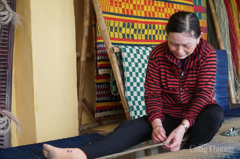 Các công đoạn để làm ra chiếu yêu cầu sự khéo léo vì vậy nghề chủ yếu do các cô, các chị thực hiện.