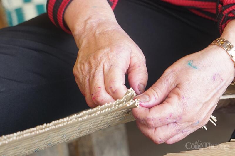 Để dệt ra một sản phẩm chiếu lác truyền thống, người làm nghề phải trải qua rất nhiều công đoạn cầu kỳ yêu cầu sự tỉ mỉ, chỉnh chu và khéo léo.