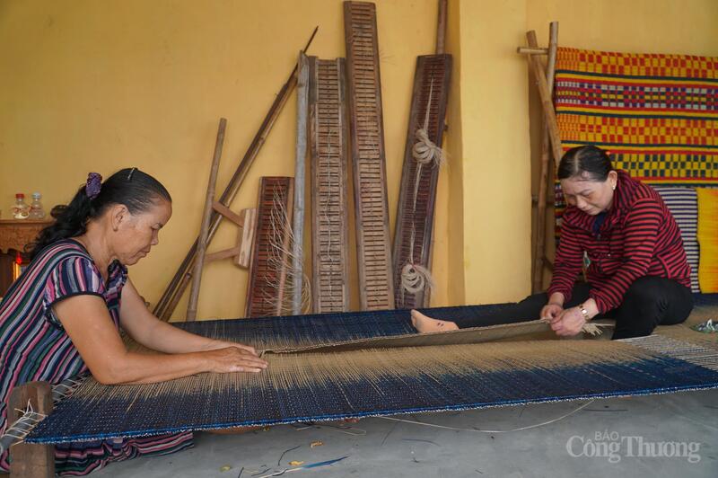 Nghề dệt chiếu cói Kim Bồng (chiếu lác Kim Bồng) tại làng Cẩm Kim (phường Hội An, TP. Đà Nẵng) đã có lịch sử hơn 100 năm.