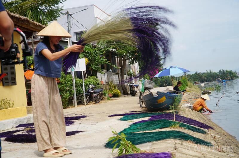 Trong quá trình phát triển, có những thời điểm, nghề dệt chiếu cói Kim Bồng mai một, người làm nghề cũng ít đi. Tuy nhiên, khoảng 2 năm trở lại đây, nghề truyền thống đậm nét văn hóa tại Cẩm Kim đã dần khôi phục và phát triển.