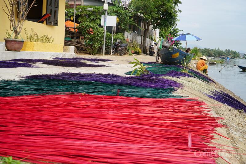 Phơi cói sau khi được nhuộm màu