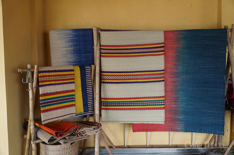 Nhiều hộ gia đình làm nghề đã làm mới sản phẩm, đa dạng hóa sản phẩm chiếu cói theo thị hiếu người tiêu dùng.