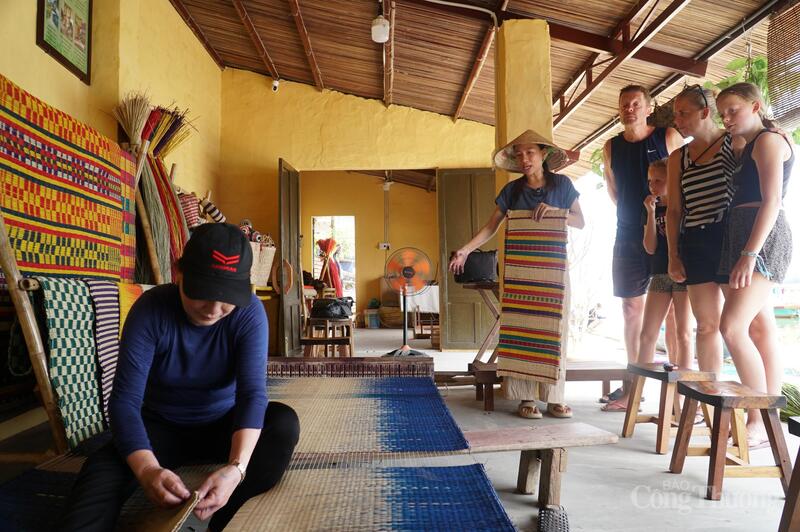 Thu hút ánh nhìn nhất là dệt các sợi cói thành sản phẩm như mong muốn