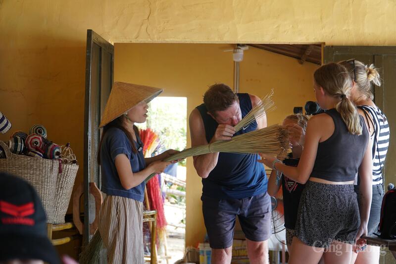 Chị Công cho biết, không dệt chiếu theo hướng sản xuất hàng loạt, chị hướng đến khai thác giá trị văn hóa của nghề truyền thống và làm thương mại trên các công đoạn để làm ra một sản phẩm chiếu.