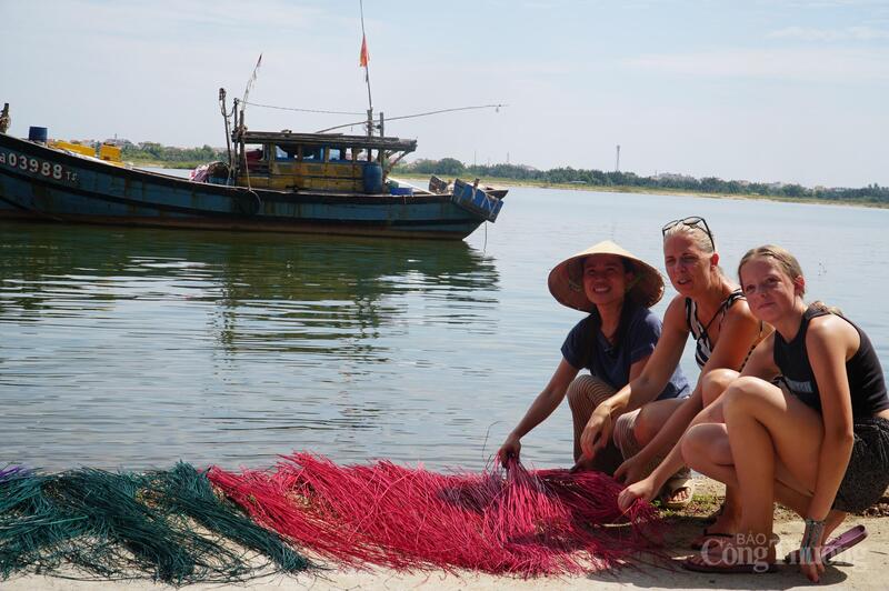 Từ cách làm như cơ sở của chị, nhiều hộ gia đình của làng nghề đã quay lại làm nghề, tiếng khung dệt ngày một nhiều hơn, lượng khách du lịch đến trải nghiệm nghề truyền thống cũng nhiều hơn.