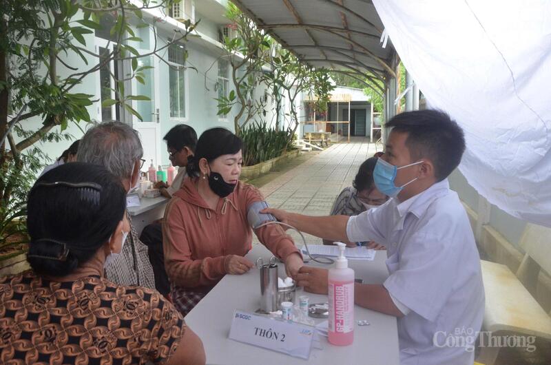 Người dân thôn 1, 2 xã Long Sơn được khám, tư vấn sức khỏe miễn phí