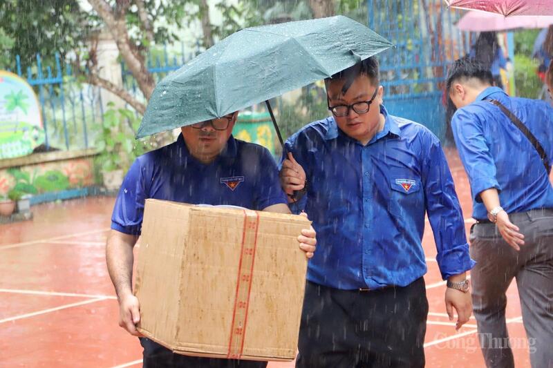 Chùm ảnh: Thanh niên tình nguyện chung tay xóa nhà tạm, nhà dột nát - 24