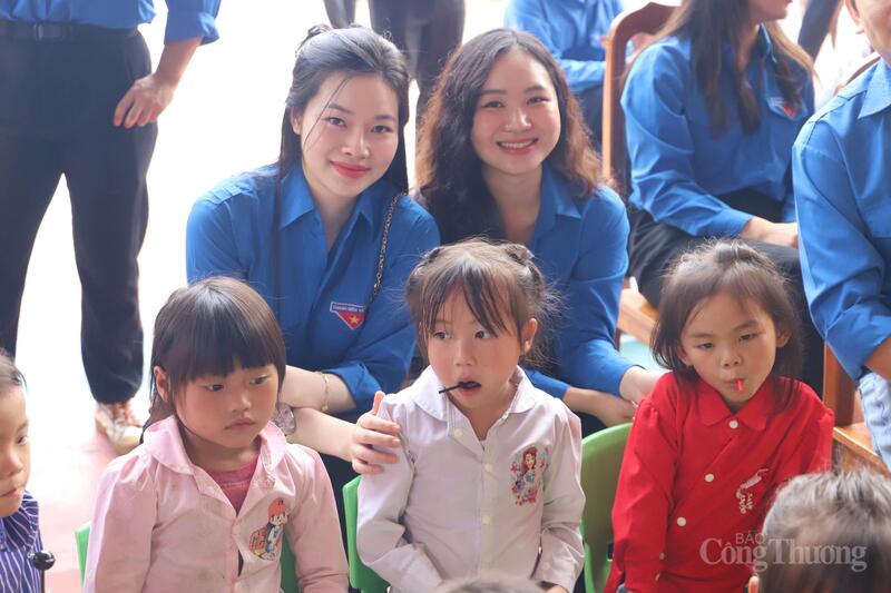 Chùm ảnh: Thanh niên tình nguyện chung tay xóa nhà tạm, nhà dột nát - 13