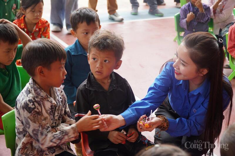 Chùm ảnh: Thanh niên tình nguyện chung tay xóa nhà tạm, nhà dột nát - 14