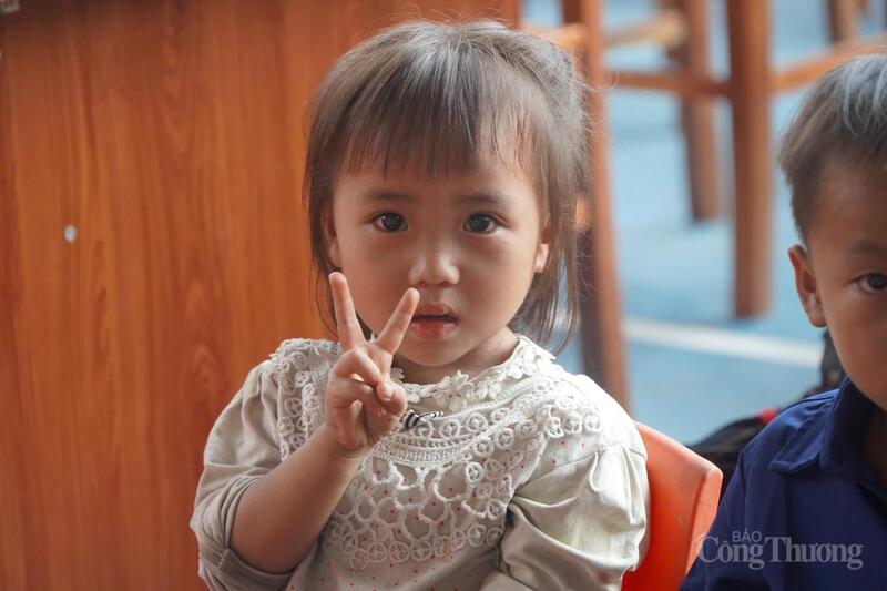 Chùm ảnh: Thanh niên tình nguyện chung tay xóa nhà tạm, nhà dột nát - 15