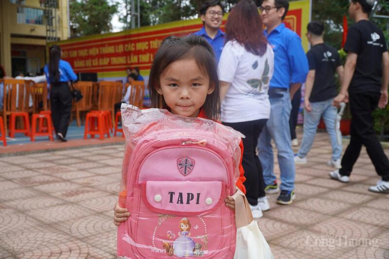 Chùm ảnh: Thanh niên tình nguyện chung tay xóa nhà tạm, nhà dột nát - 16