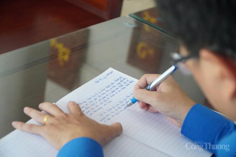 Chùm ảnh: Thanh niên tình nguyện chung tay xóa nhà tạm, nhà dột nát - 18