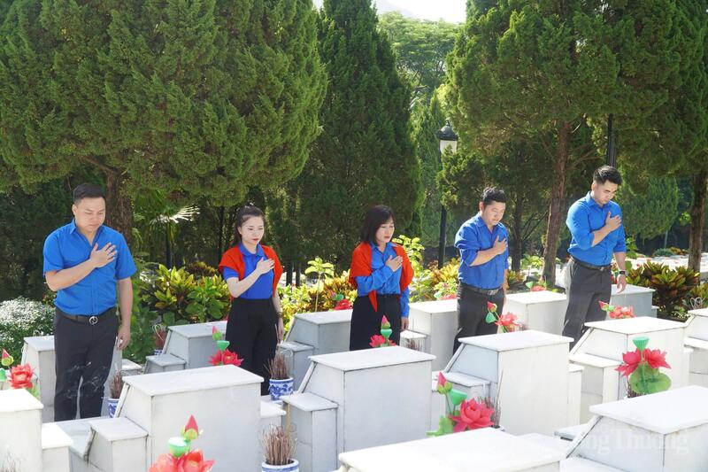 Chùm ảnh: Thanh niên tình nguyện chung tay xóa nhà tạm, nhà dột nát - 42