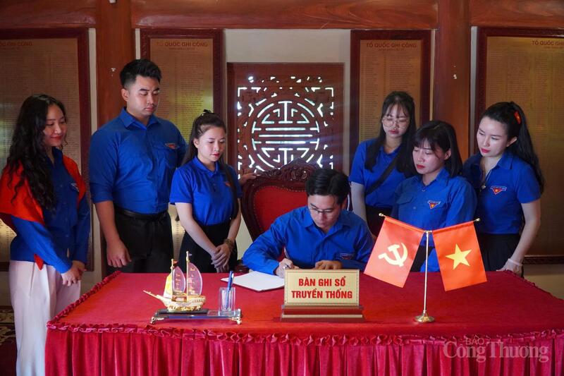 Chùm ảnh: Thanh niên tình nguyện chung tay xóa nhà tạm, nhà dột nát - 37