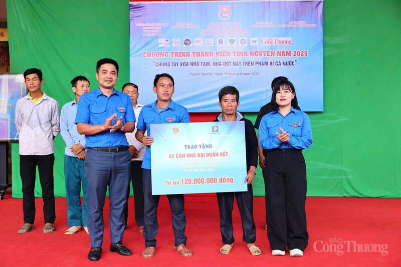 Chùm ảnh: Thanh niên tình nguyện chung tay xóa nhà tạm, nhà dột nát - 3